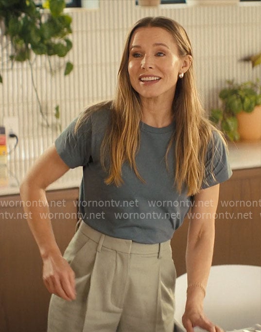 Joanne’s steel blue t-shirt on Nobody Wants This