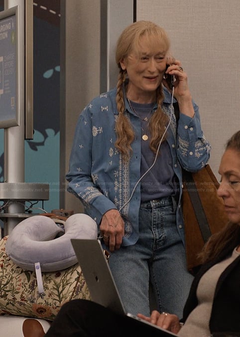 Loretta’s floral travel bag on Only Murders in the Building