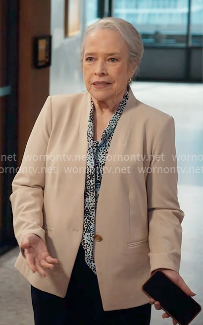 Madeline’s beige collarless jacket on Matlock