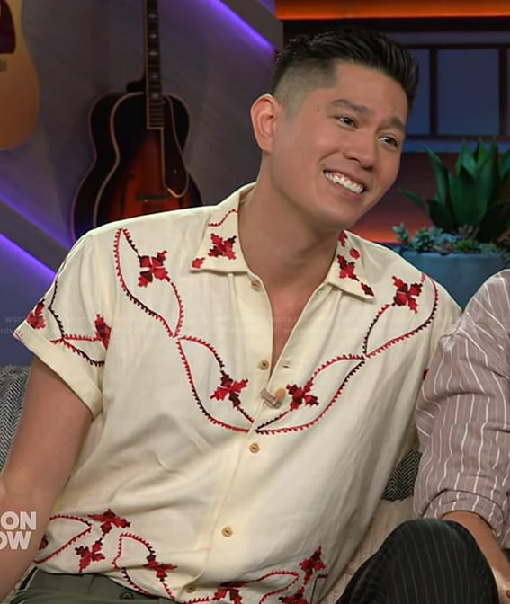 Mark Hoying’s white printed shirt on The Kelly Clarkson Show
