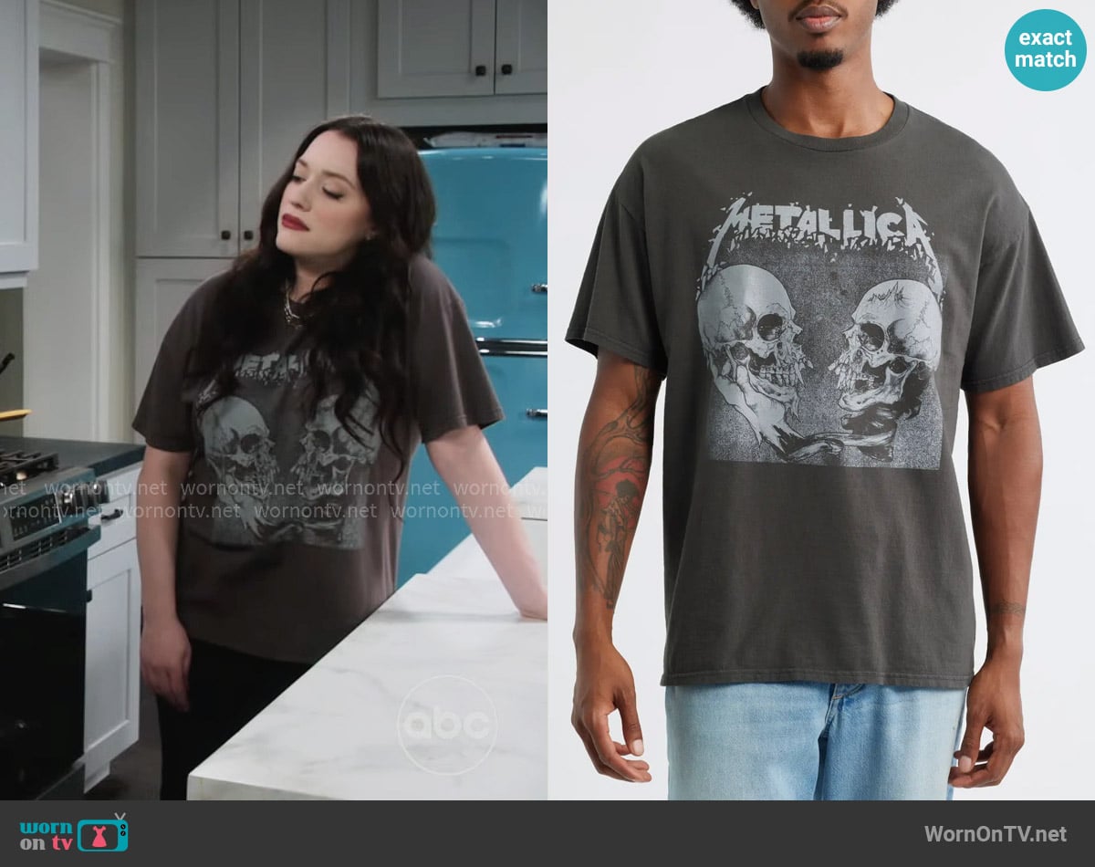 Merch Traffic Metallica Skull Graphic T-Shirt worn by Riley (Kat Dennings) on Shifting Gears
