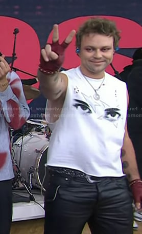 Ashton Irwin’s white eye print tank on Today