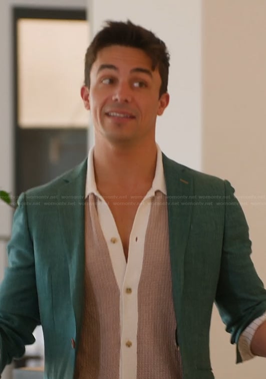 Gio’s contrast shirt on Selling the OC