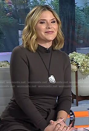 Jenna’s silver pendant necklace on Today