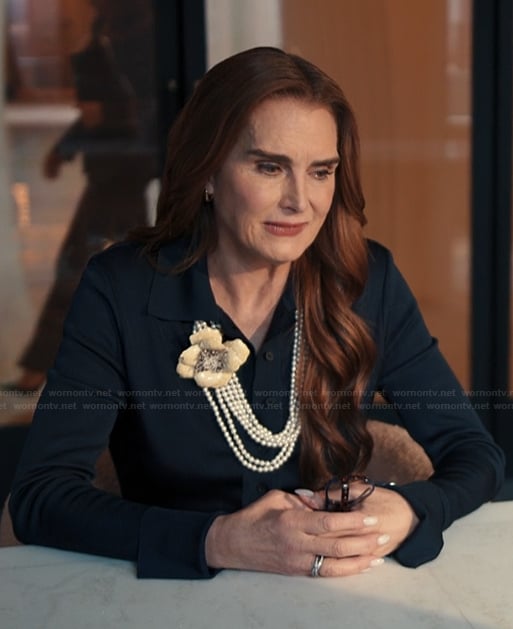 Juliana’s floral pearl necklace on Alls Fair