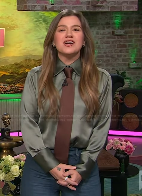 Kelly’s green shirt with contrast tie on The Kelly Clarkson Show