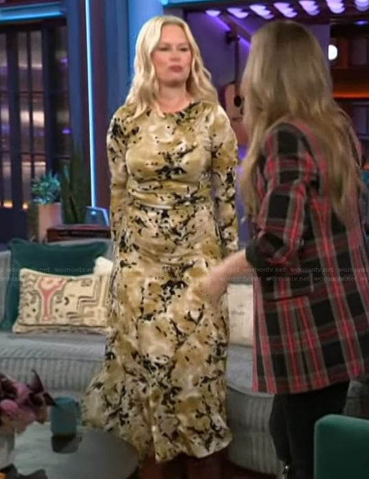 Mary Lynn Rajskub’s printed gathered dress on The Kelly Clarkson Show