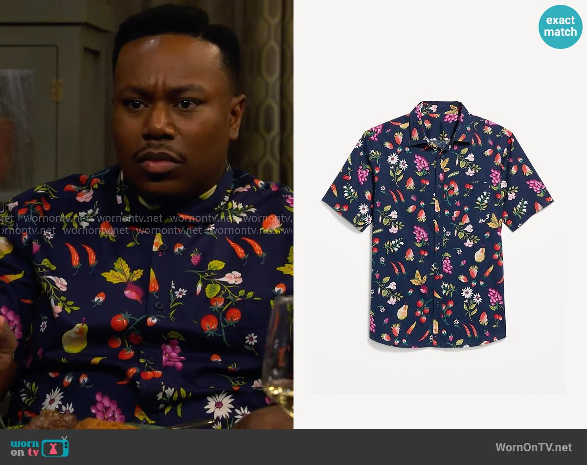 Old Navy Classic Fit Everyday Pocket Shirt worn by Marty (Marcel Spears) on The Neighborhood