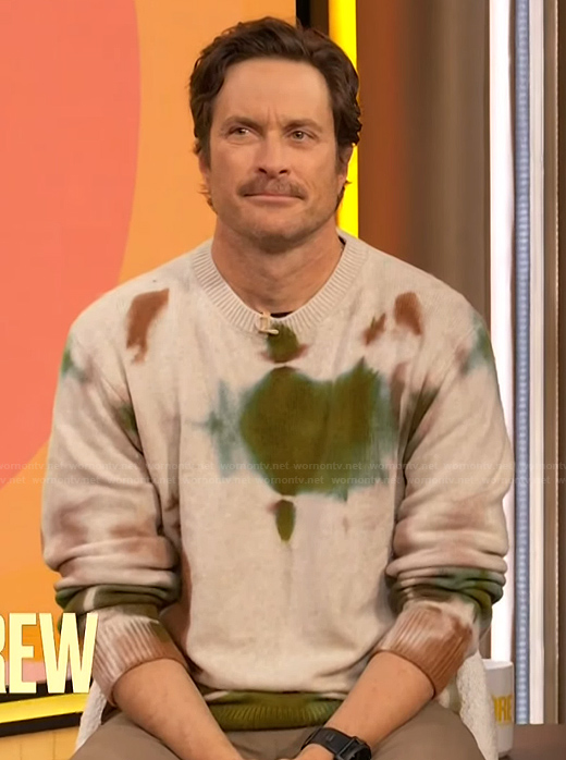 Oliver Hudson’s tie dye sweater on The Drew Barrymore Show