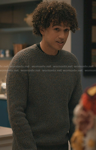 Roy’s grey ribbed sweater on Elsbeth