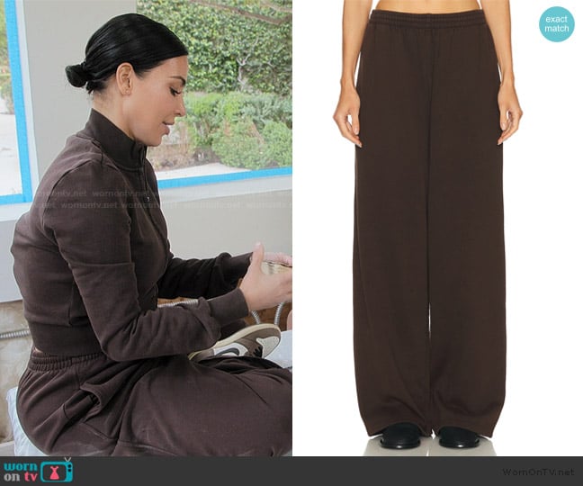 Skims Boyfriend Fleece Sweatpant worn by Kim Kardashian (Kim Kardashian) on The Kardashians