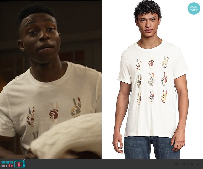 John Varvatos Multi Peace Hand Tee worn by Carlton Banks (Olly Sholotan) on Bel-Air