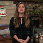 Kelly’s green velvet dress on The Kelly Clarkson Show