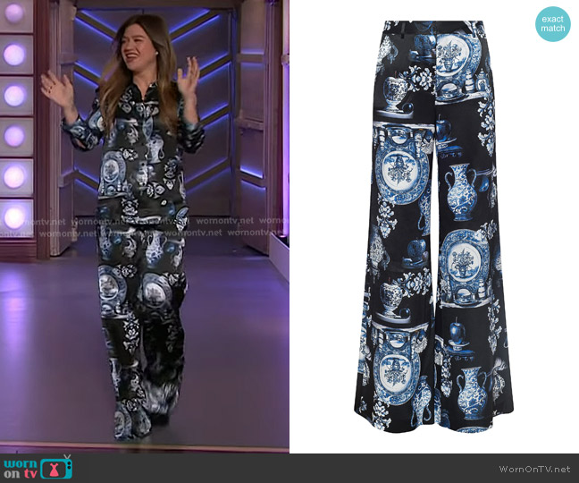 L'Agence Pilar Wide-Leg Pants in Black Blue Porcelain Print worn by Kelly Clarkson on The Kelly Clarkson Show