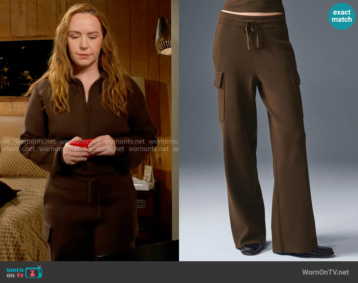 Alo Scholar Knit High-Waist Cargo Pant in Espresso worn by Mariah Copeland (Camryn Grimes) on The Young and the Restless
