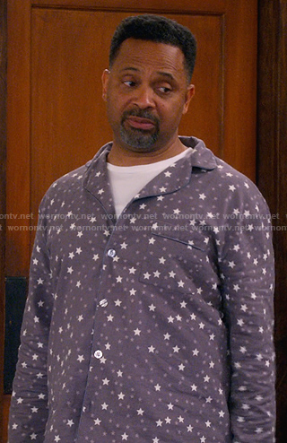 Bennie’s grey star print pajamas on The Upshaws
