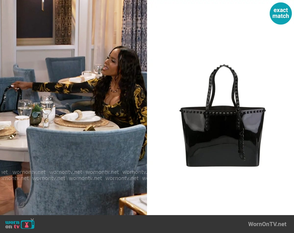 Carmen Sol Seba Mid Tote worn by Hayley Lawson (Marquita Goings) on Beyond the Gates