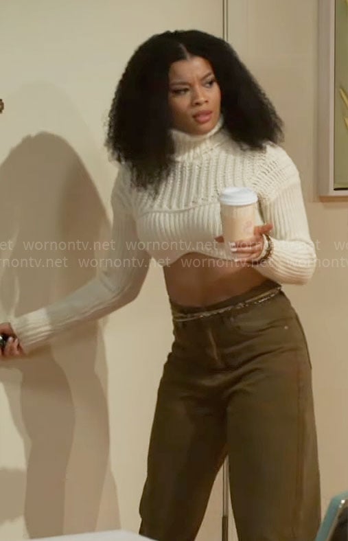 Eva’s cropped sweater and jeans on Beyond the Gates