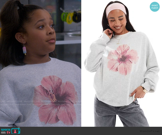 Hollister Motif sweat top in grey worn by Maya Upshaw (Journey Christine) on The Upshaws