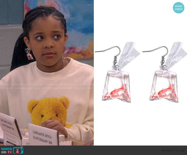 Jiu Lai Yin Gold Fish Dangle Earrings worn by Maya Upshaw (Journey Christine) on The Upshaws