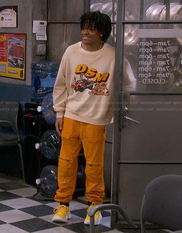 Kelvin’s DSM sweatshirt and cargo pants on The Upshaws
