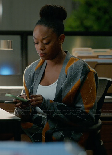 Izzy’s gray argyle print cardigan on The Lincoln Lawyer