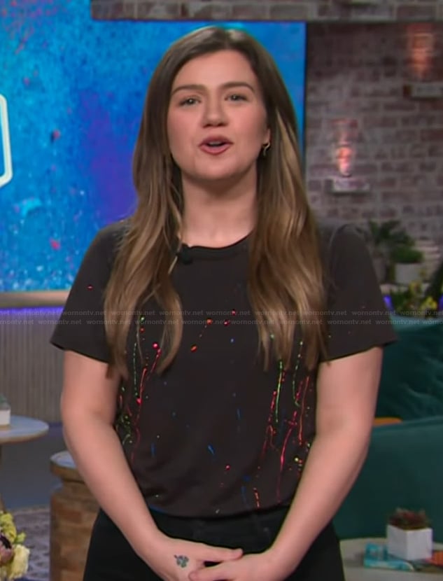Kelly’s black splatter print tee on The Kelly Clarkson Show