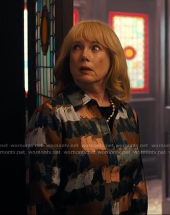 Lynn’s print button down shirt on The Burbs