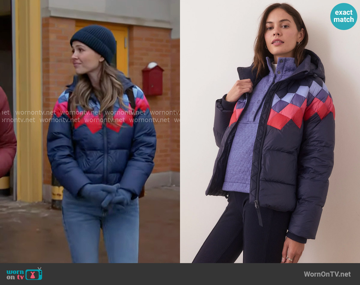 Marine Layer Sierra Puffer Jacket in India Ink worn by Lyla 'Lizzy' Novak (Jocelyn Hudon) on Chicago Fire