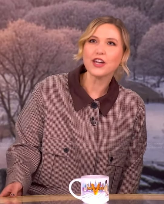 Taylor Tomlinson’s houndstooth print jacket on The View