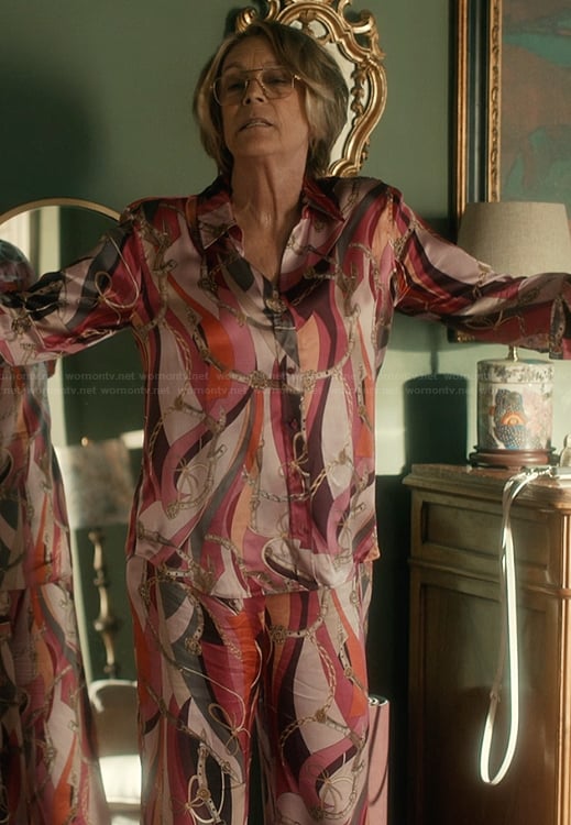Dorothy’s pink chain print top and pants on Scarpetta