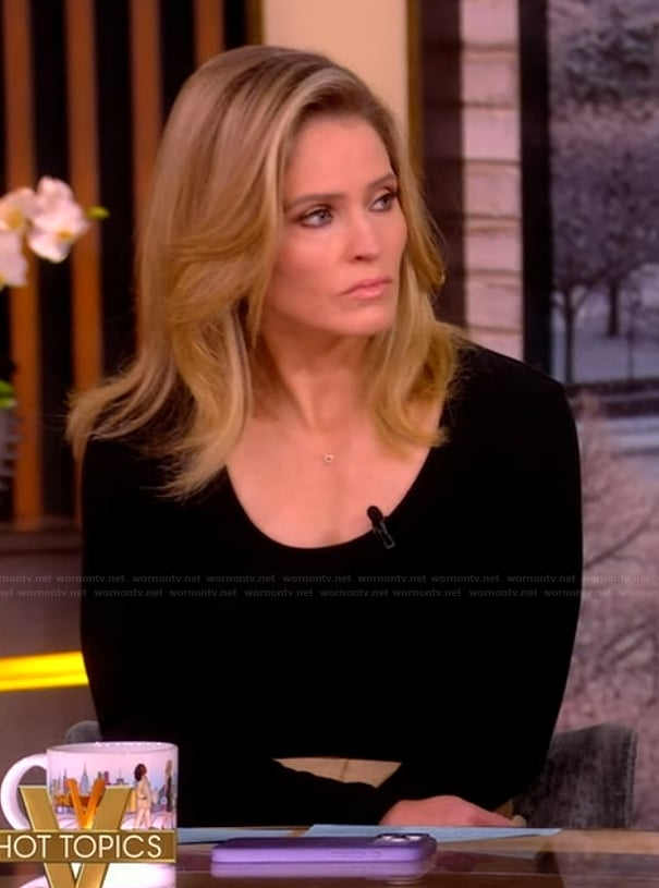 Sara’s beige pleated skirt on The View