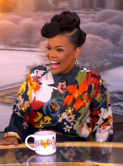Yvette Nicole Brown’s black floral print blouse on The View