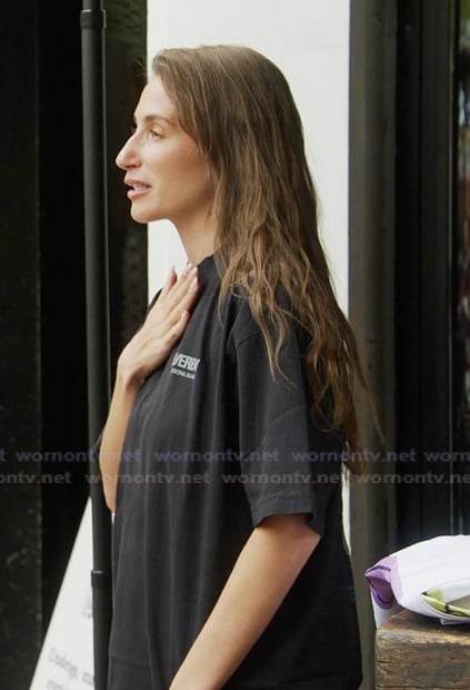 Amanda’s black tee and leather bag on Summer House