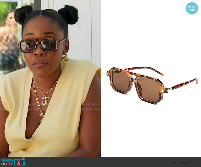Feisedy Vintage Square Sunglasses worn by Jasmine Goode on The Valley