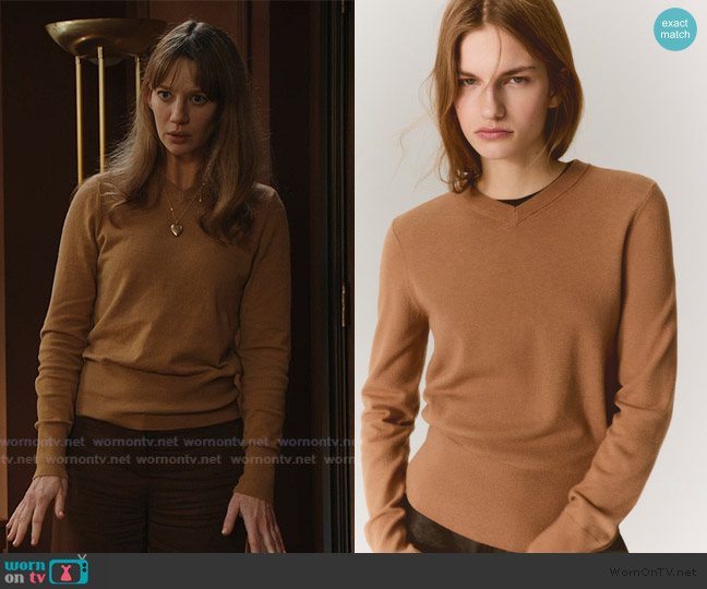 H&M V-Neck Sweater worn by Shae Banfield (Yael Grobglas) on Matlock
