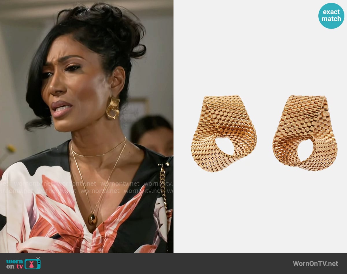 Jennifer Behr Lane Earrings worn by Dana 'Leslie' Thomas (Trisha Mann-Grant) on Beyond the Gates