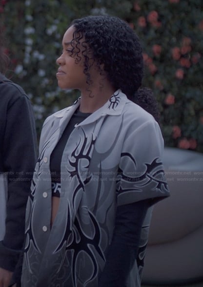 Juliana’s gray oversized printed shirt on XO Kitty