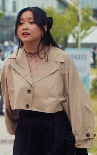 Lara’s beige crop trench jacket on XO Kitty