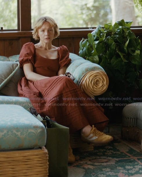 Lindsay’s brown puff sleeve dress on Beef