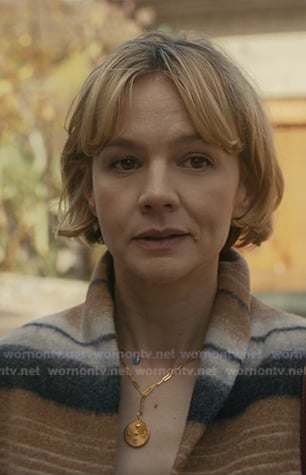 Lindsay’s gold necklace on Beef