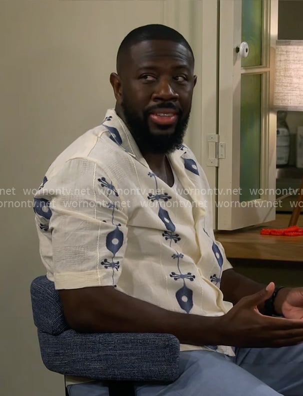 Malcolm’s cream and blue pattern shirt on The Neighborhood
