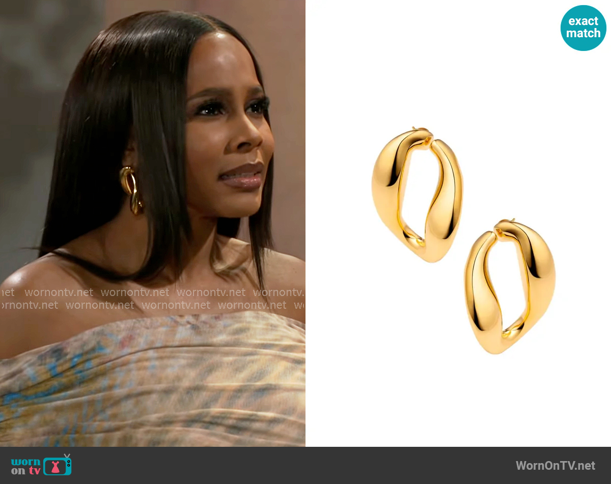 Misho Chunky Chain Hoops worn by Hayley Lawson (Marquita Goings) on Beyond the Gates
