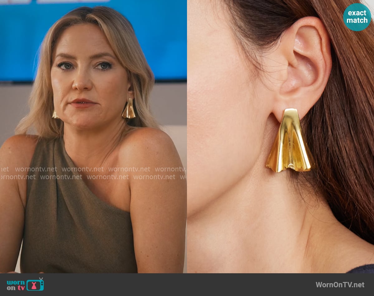 YSSO + Danielle Copperman Hedi gold-plated earrings worn by Isla Gordon (Kate Hudson) on Running Point
