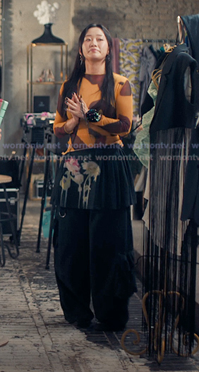 Yuri’s grey floral print cargo pants on XO Kitty