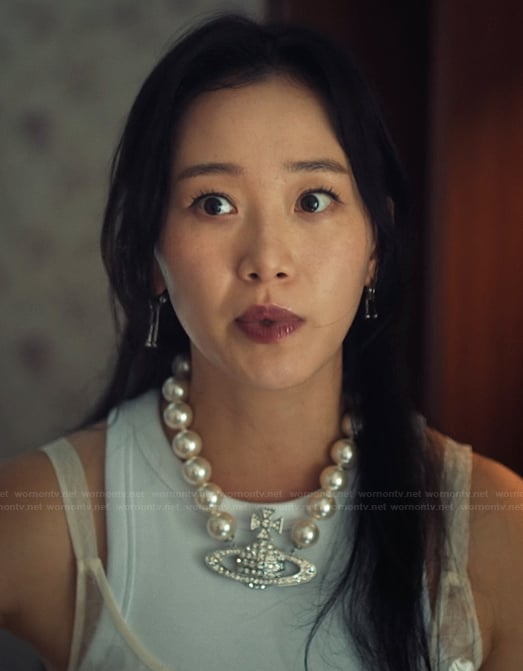 Yuri’s pearl embellished necklace on XO Kitty