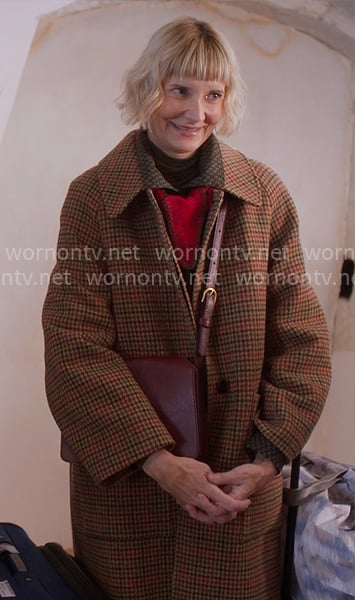 Anne’s houndstooth coat on The Four Seasons