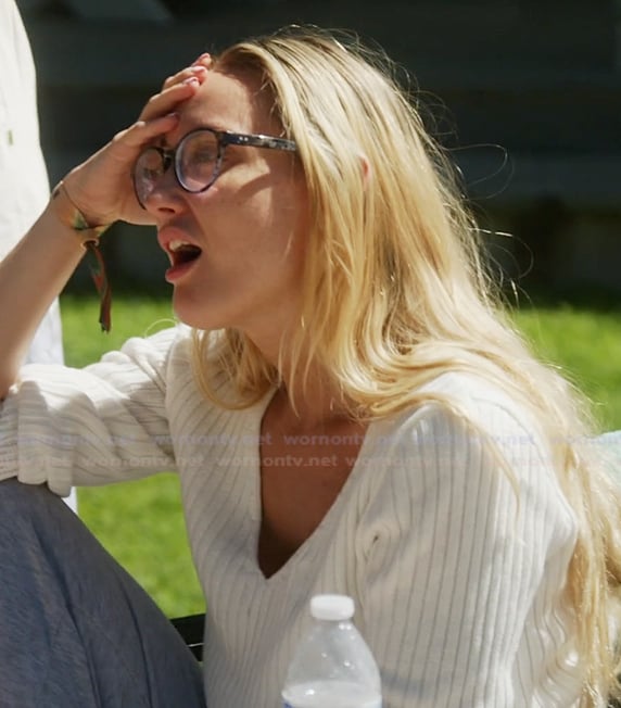 Bailey’s white v-neck sweater on Summer House