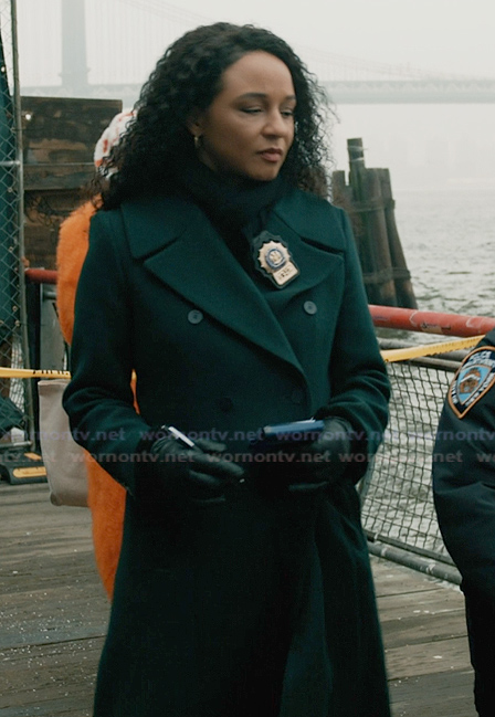 Kaya’s green double breasted coat on Elsbeth