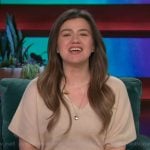 Kelly's beige v-neck sweater on The Kelly Clarkson Show